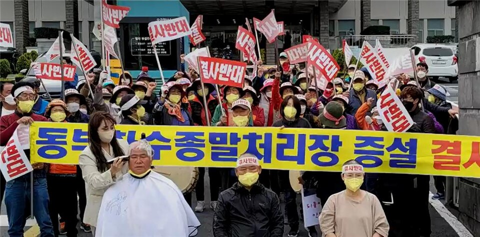 ▲21년 11월 5일 월정리 마을회(이장 곽기범)가  제주도청에서 삭발 시위하는 장면 ⓒ일간제주
