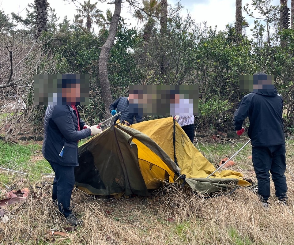 ▲ 제주시공무원들이 ‘알박기 텐트’를 행정대집행으로 철거하고 있는 모습(사진-제주시) ⓒ일간제주