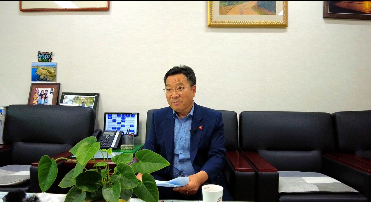 ▲ 24일 오후 2시 제주인터넷신문방송기자협회는 제주자치도의회 환경도시위원회 송창권 위원장을 의회 위원실에서 만나 인터뷰를 진행했다.ⓒ일간제주