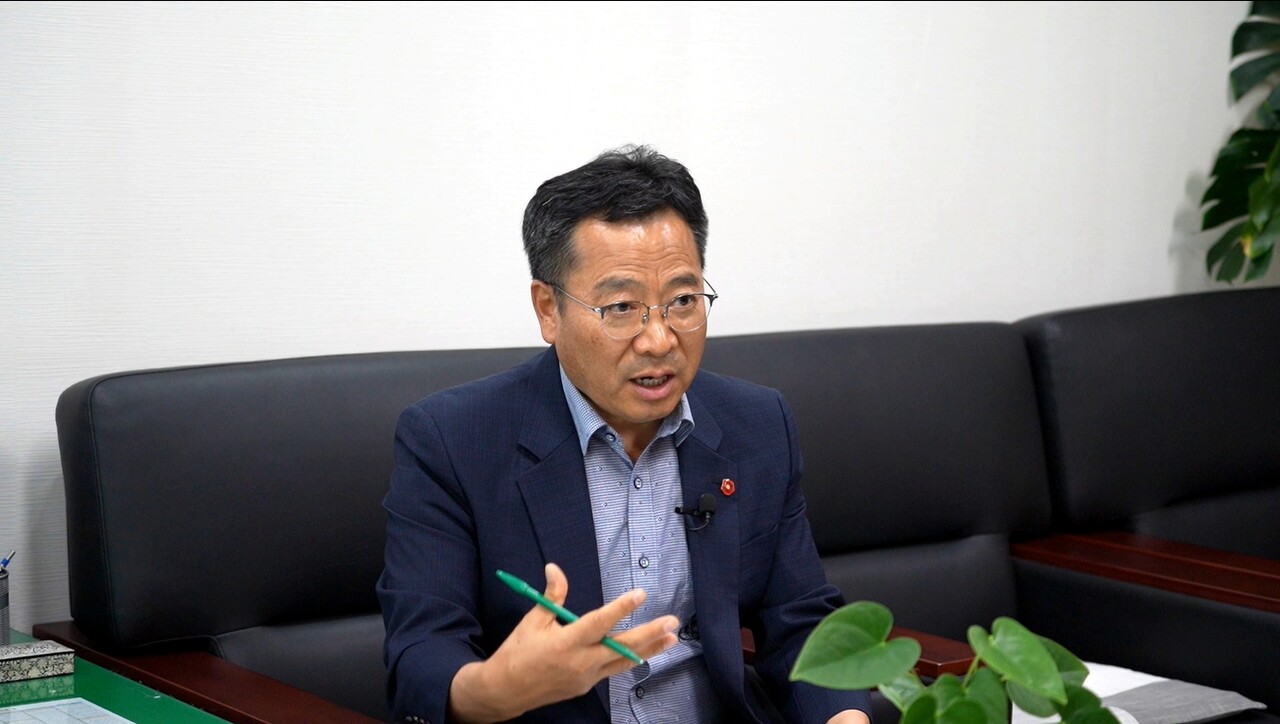 ▲ 24일 오후 2시 제주인터넷신문방송기자협회는 제주자치도의회 환경도시위원회 송창권 위원장을 의회 위원실에서 만나 인터뷰를 진행했다.ⓒ일간제주