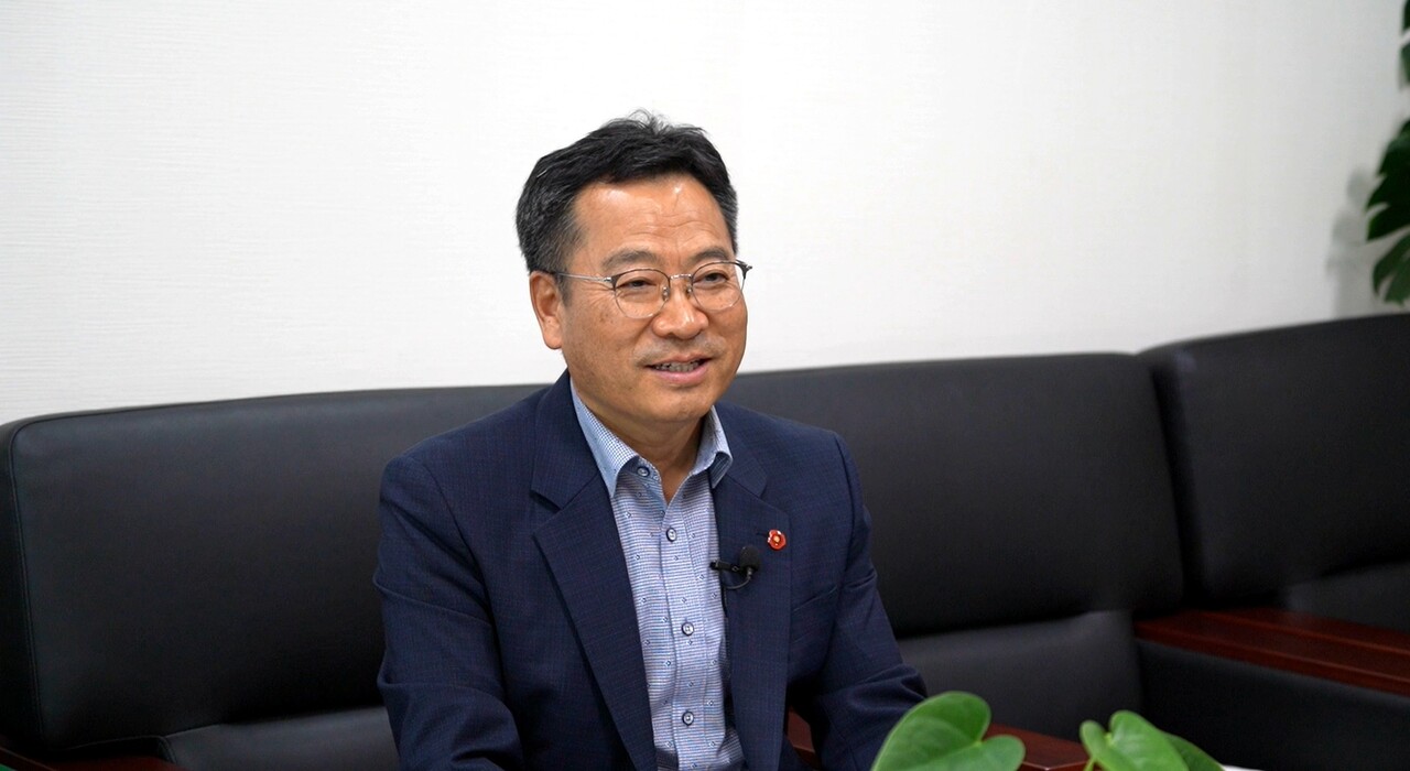 ▲ 24일 오후 2시 제주인터넷신문방송기자협회는 제주자치도의회 환경도시위원회 송창권 위원장을 의회 위원실에서 만나 인터뷰를 진행했다.ⓒ일간제주