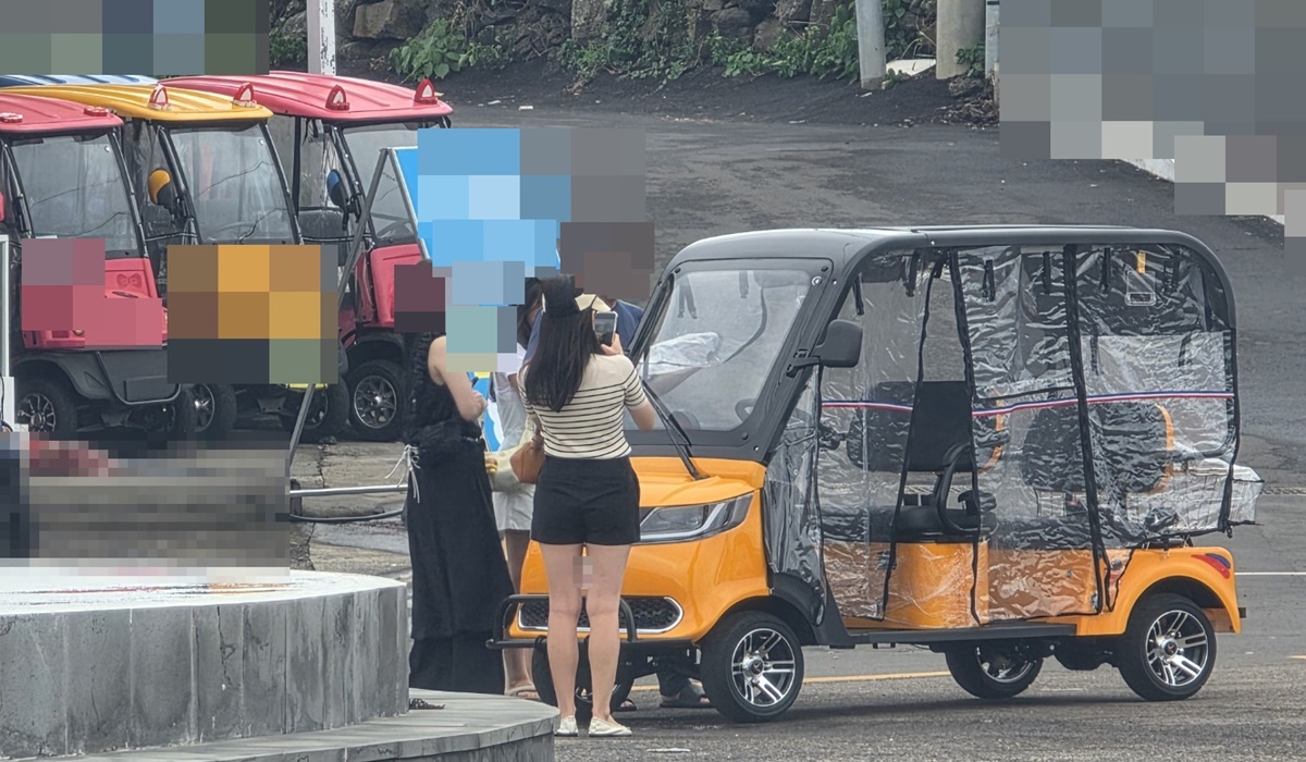 ▲중국인으로 추정되는 관광객이 불법 골프 카트 임대업체에서 차량을 임대받고 있는 모습 ⓒ일간제주