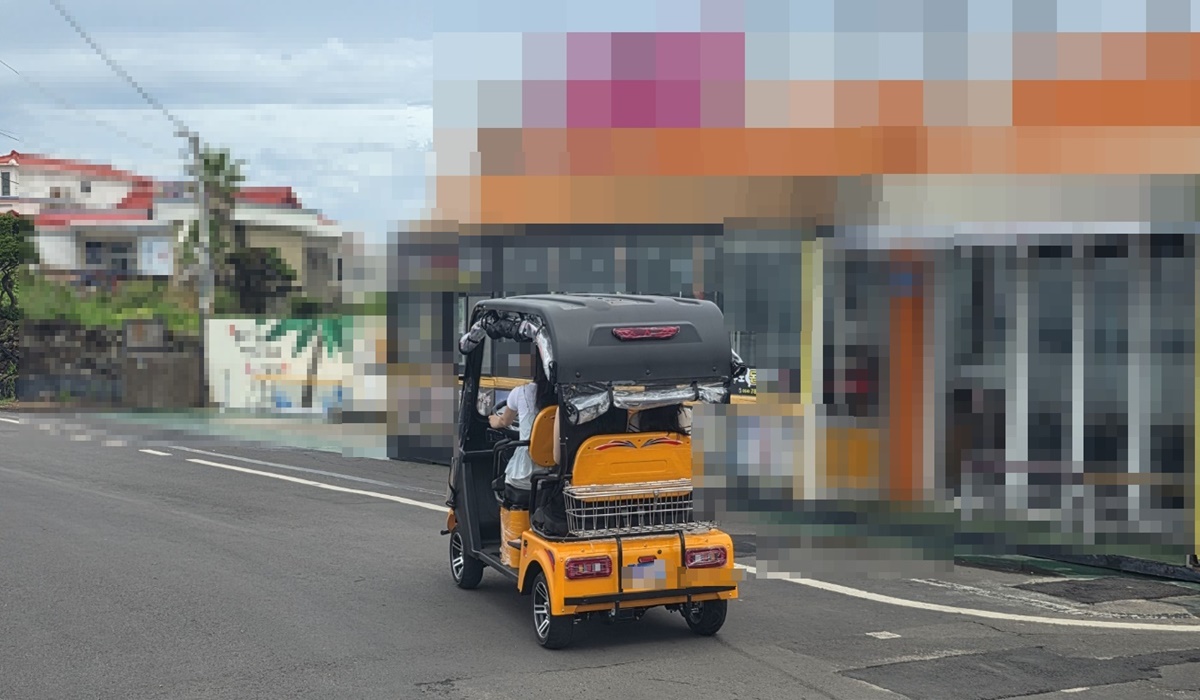 ▲ 불법으로 운영되고 있는 골프카트차량을 중국인들로 추정되는 관광객들이 손쉽게 운행하고 있다. ⓒ일간제주