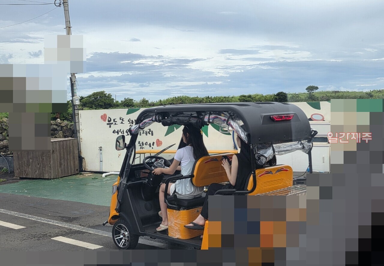 ▲ 취재하던 중 문제의 불법 골프 차량을 대여한 중국인 추정 관광객들은 안전벨트 없이 차량 운행하면서 수다 떨다가 마주 오는 차량들과 아찔한 사고로 연결될 뻔한 정황이 여러 번 연출되기도 했다.ⓒ일간제주