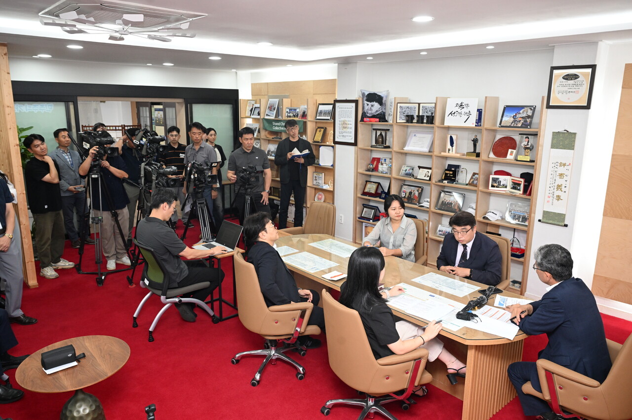 ▲ 이상봉 제주특별자치도의회 의장이 2일 '제주형 행정구역 개편 관련 도민 여론조사 결과 관련 언론과 긴급 인터뷰 현장 모습(사진-제주도의회)ⓒ일간제주