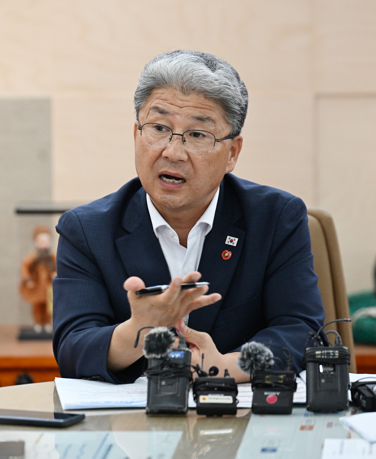 ▲ 이상봉 제주특별자치도의회 의장이 2일 '제주형 행정구역 개편 관련 도민 여론조사 결과 관련 언론과 긴급 인터뷰 현장 모습(사진-제주도의회)ⓒ일간제주