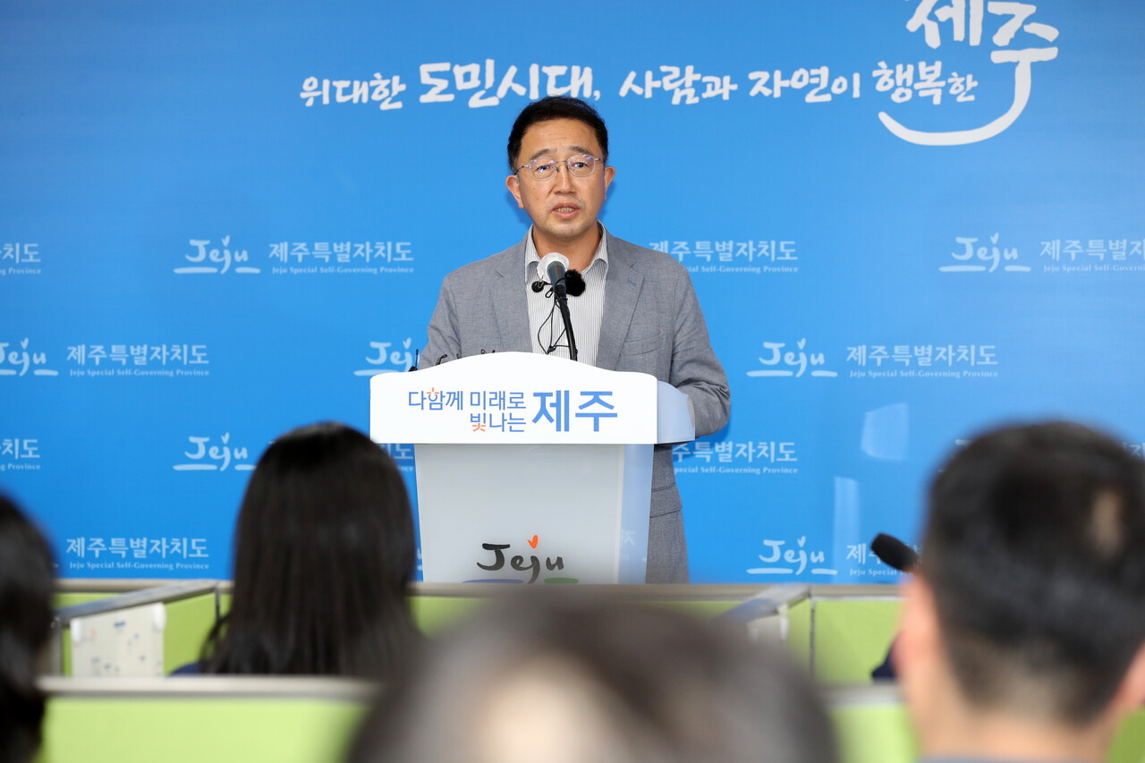 ▲ 제주특별자치도 강재병 대변인은 3일 제주도청 기자실에서 가진 긴급 브리핑에서 '지난 12.3 내란 사태' 당시 제주도정이 불법 계엄에 동조했다는 악의적인 가짜 주장이 일부에서 유포되고 있는 점에 대해 엄정 대응을 천명하고 나섰다.ⓒ일간제주