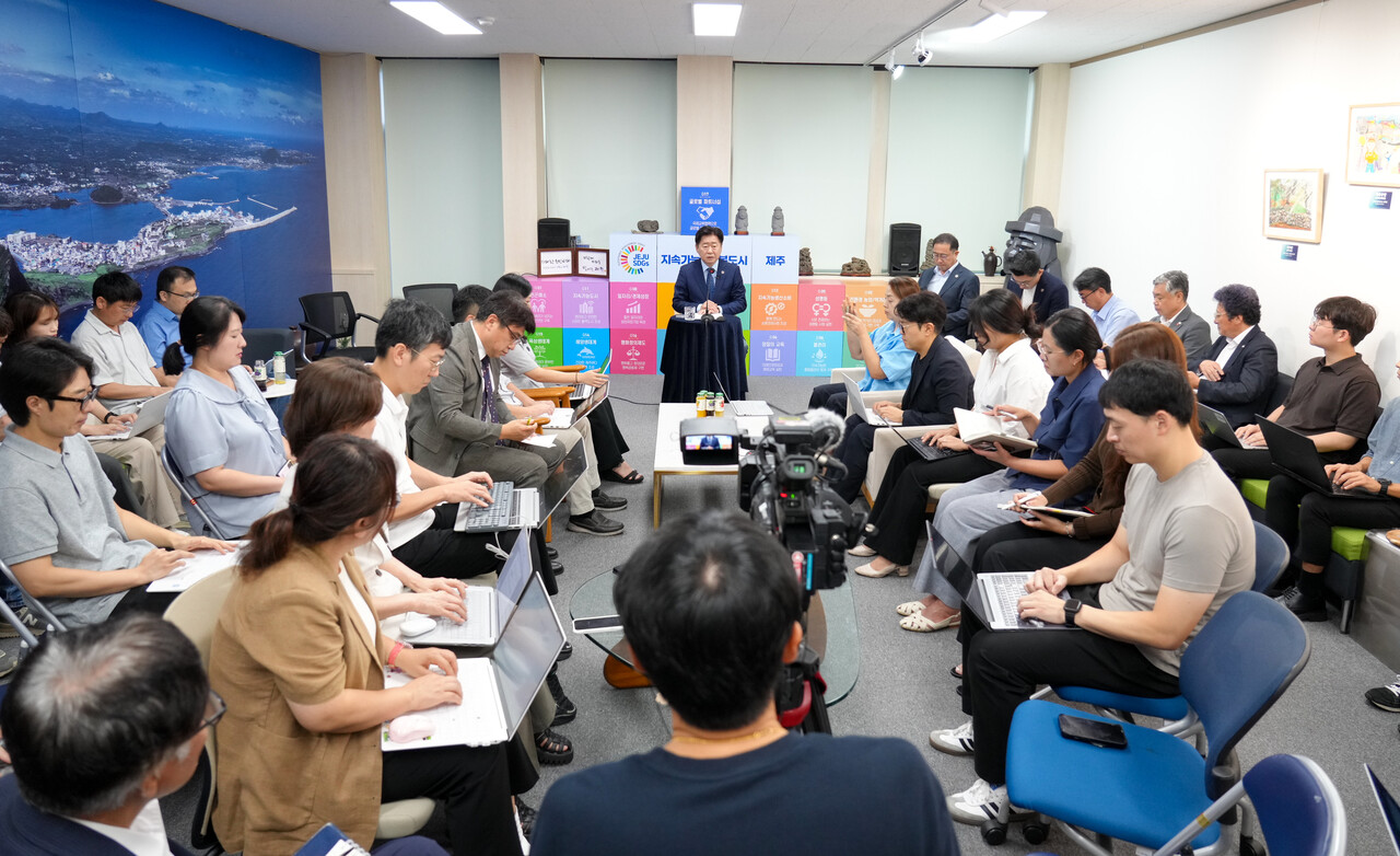 ▲ 오영훈 제주지사는 9월 4일 도청에서 출입기자단과 간담회를 개최해 제주현안에 대해 이야기를 나눴다.(사진-제주도)ⓒ일간제주