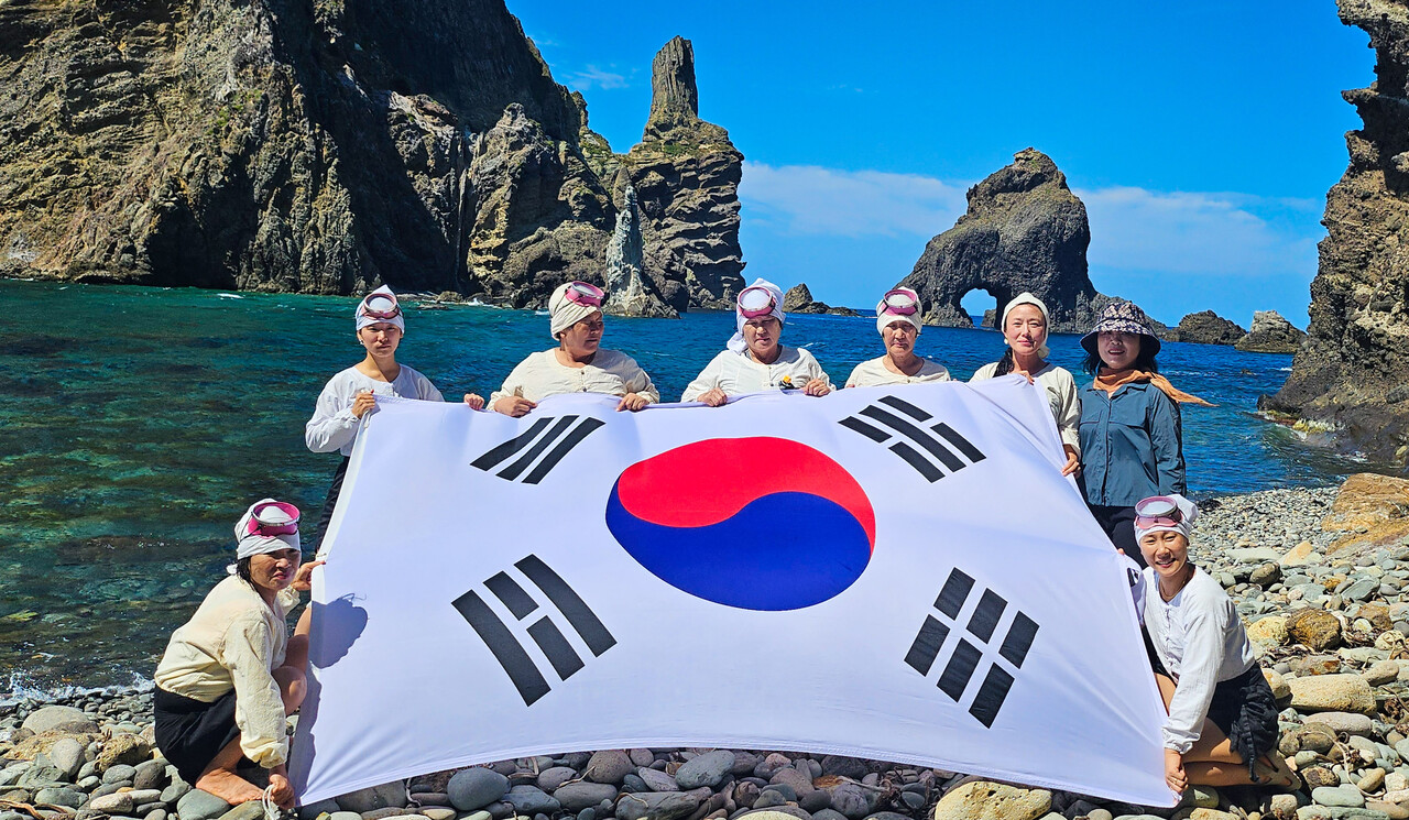 ▲ 독도 방문 제주해녀(사진-제주도)ⓒ일간제주