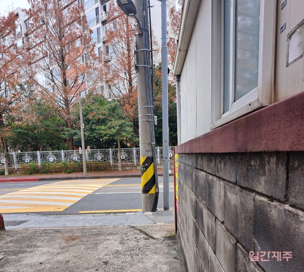 ▲ 제주시 노형동에 위치한 다세대주택 주차 출입구를 1/3이상 막고 있는 전신주...이에 대한 세대주들은 몇번 한전에 원활한 주차장 진입확보를 위해 민원을 넣었으나 한전 측의 대응은 일괄적 외면이었다.ⓒ일간제주