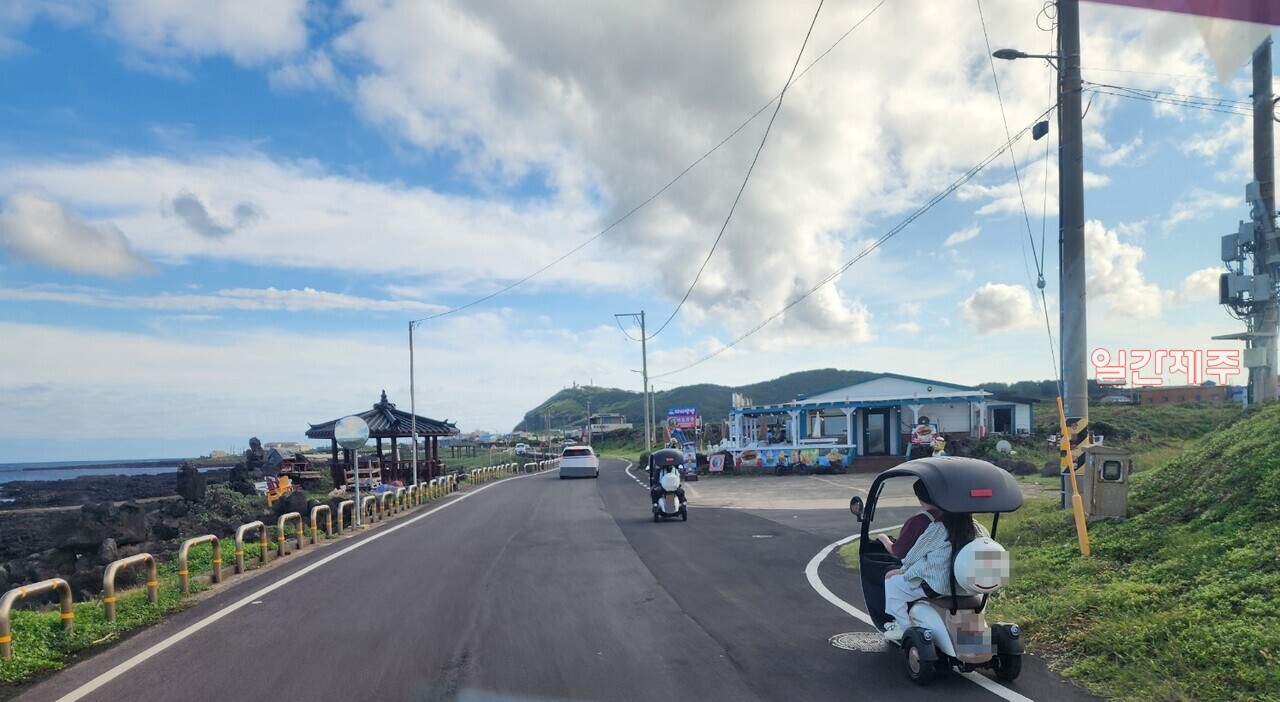 ▲ 행정과 경찰 단속을 비웃는 우도 불법 영업점들...우도지역 내 번호판이 없는 카트차량과 삼륜자동차가 보급.확산되면서 지역주민들과 관광객들의 사고가 심히 우려되고 있다.(사진- 일간제주 제보)ⓒ일간제주