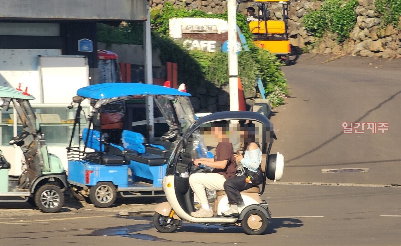 ▲ 행정과 경찰 단속을 비웃는 우도 불법 영업점들...우도지역 내 번호판이 없는 카트차량과 삼륜자동차가 보급.확산되면서 지역주민들과 관광객들의 사고가 심히 우려되고 있다.(사진- 일간제주 제보)ⓒ일간제주