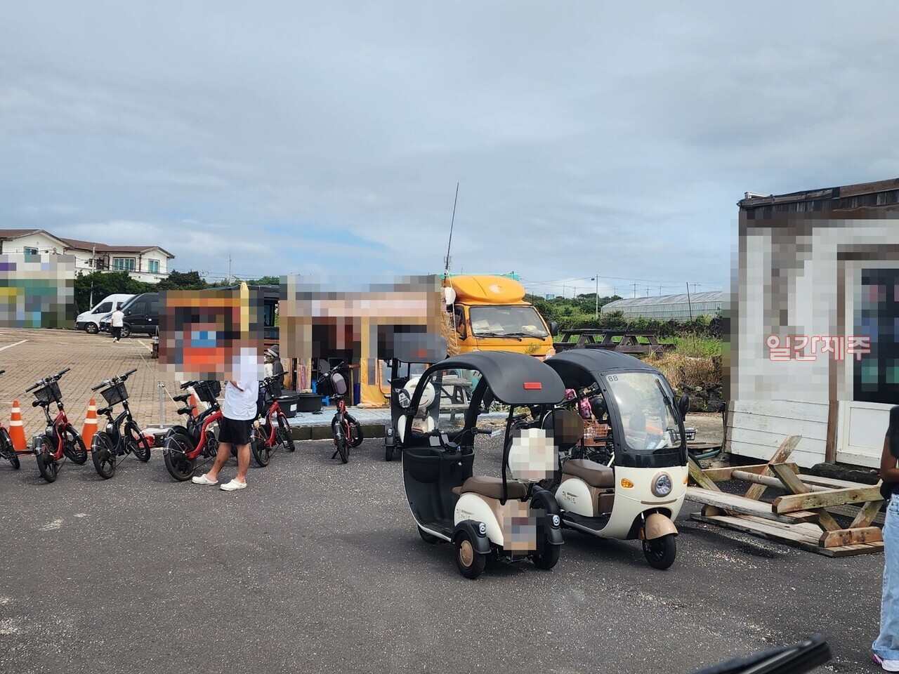 ▲ 행정과 경찰 단속을 비웃는 우도 불법 영업점들...우도지역 내 번호판이 없는 카트차량과 삼륜자동차가 보급.확산되면서 지역주민들과 관광객들의 사고가 심히 우려되고 있다.(사진- 일간제주 제보)ⓒ일간제주
