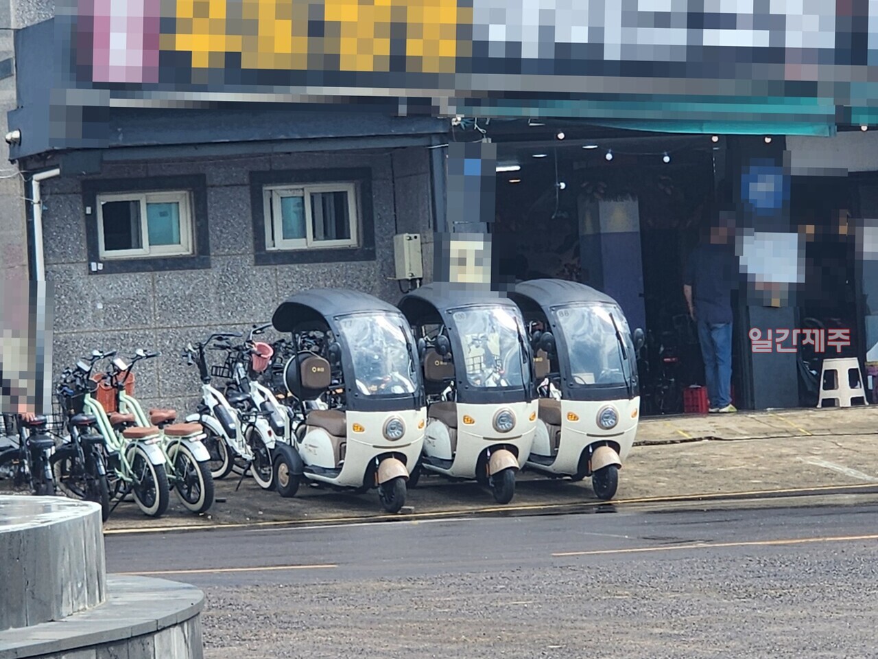 ▲ 행정과 경찰 단속을 비웃는 우도 불법 영업점들...우도지역 내 번호판이 없는 카트차량과 삼륜자동차가 보급.확산되면서 지역주민들과 관광객들의 사고가 심히 우려되고 있다.(사진- 일간제주 제보)ⓒ일간제주