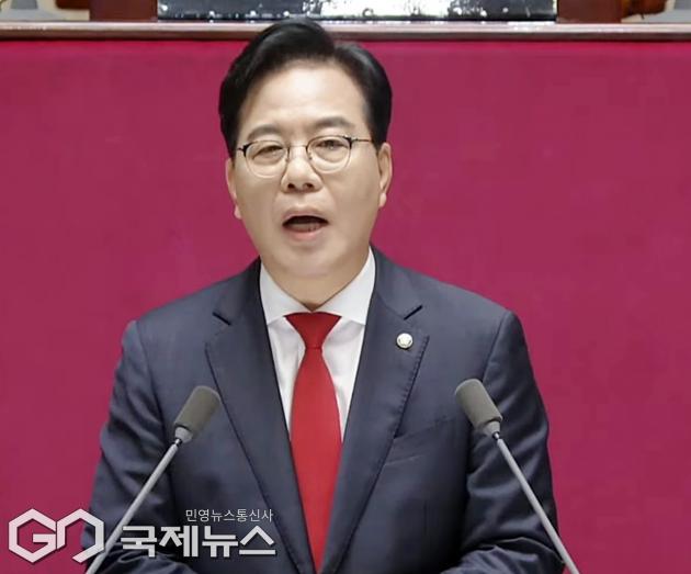 ▲송언석 국민의힘 원내대표는 10일 오전 국회 본회의 교섭단체 대표연설에서 위험한 정치세력에게 국가 권력을 내준 국민의힘의 과오가 더욱 한탄스럽다고 말하고 있다./사진=이용우 기자