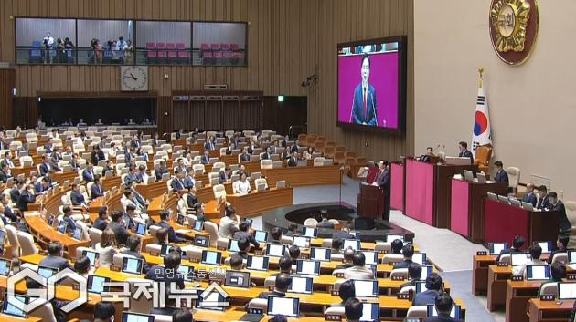 ▲송언석 국민의힘 원내대표는 10일 오전 국회 본회의 교섭단체 대표연설에서 이재명 대통령과 더불어민주당을 향해 손에 든 망치를 내려놓으라. 겉으로는 협치를 외치면서 야당 파괴에 골몰하는표리부동, 양두구육의 국정운영을 그만 멈추라고 촉구하고 있다./사진=이용우 기자