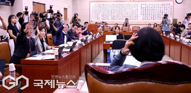 ▲10일 서울 여의도 국회에서 열린 법제사법위원회 전체회의에서 검찰개혁 입법청문회 실시계획서 채택에 대해 국민의힘 의원들이 반대 거수투표를 하고 있다./사진=이용우 기자