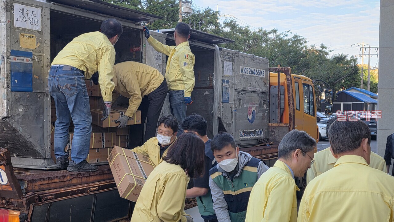 ▲ 2026년 수능시험제 제주교육청에 도착해서 보관함으로 옮기는 현장(영상 : 제주교육청, 사진 -채널제주)ⓒ일간제주