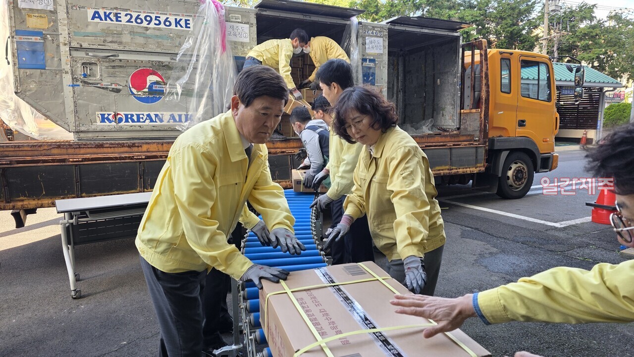 ▲ 2026년 수능시험제 제주교육청에 도착해서 보관함으로 옮기는 현장(영상 : 제주교육청, 사진 -채널제주)ⓒ일간제주