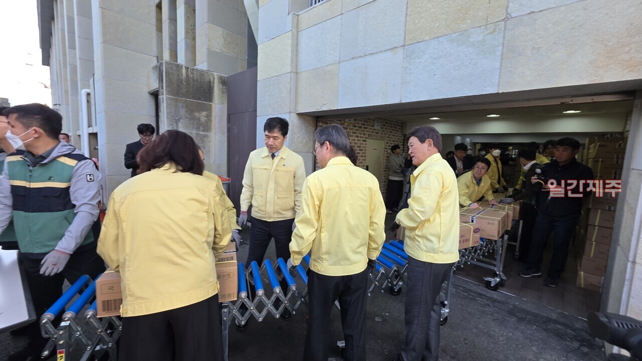▲ 2026년 수능시험제 제주교육청에 도착해서 보관함으로 옮기는 현장(영상 : 제주교육청, 사진 -채널제주)ⓒ일간제주