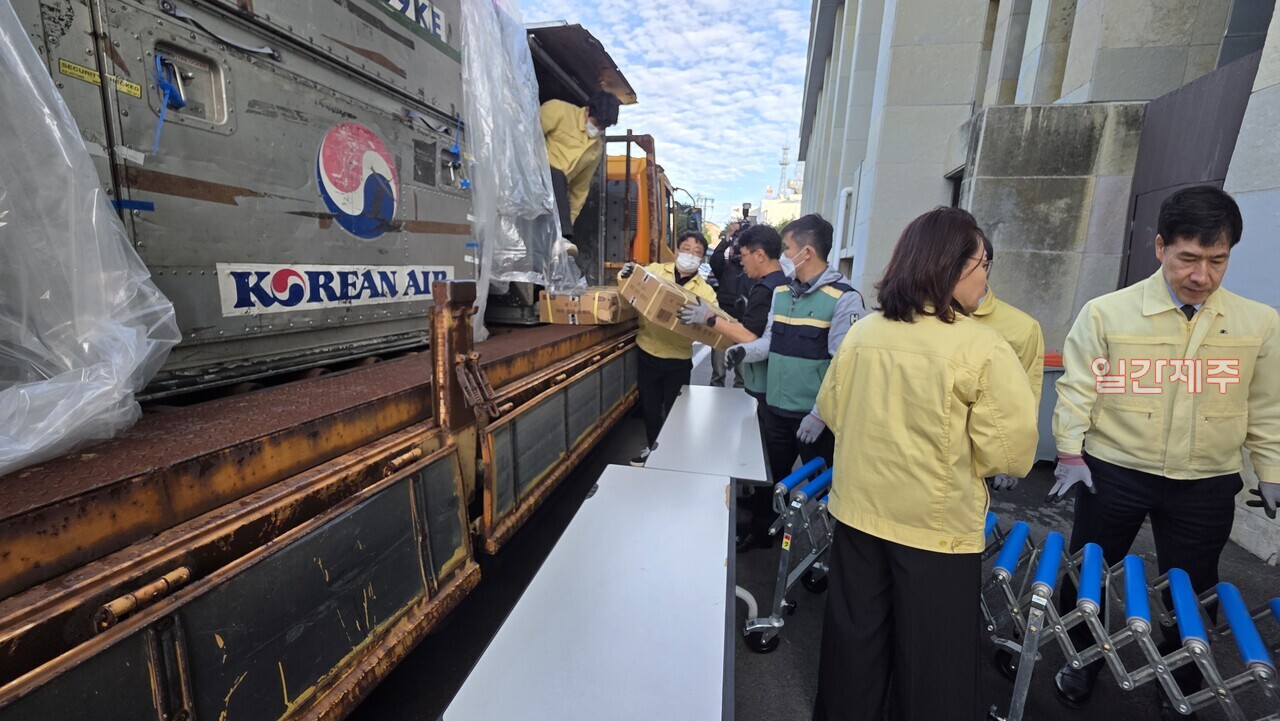 ▲ 2026년 수능시험제 제주교육청에 도착해서 보관함으로 옮기는 현장(영상 : 제주교육청, 사진 -채널제주)ⓒ일간제주