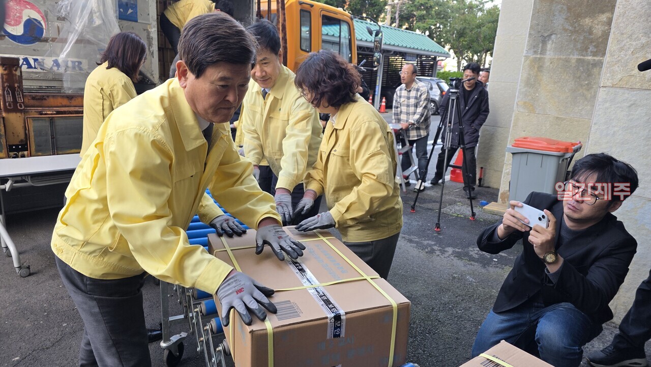 ▲ 2026년 수능시험제 제주교육청에 도착해서 보관함으로 옮기는 현장(영상 : 제주교육청, 사진 -채널제주)ⓒ일간제주