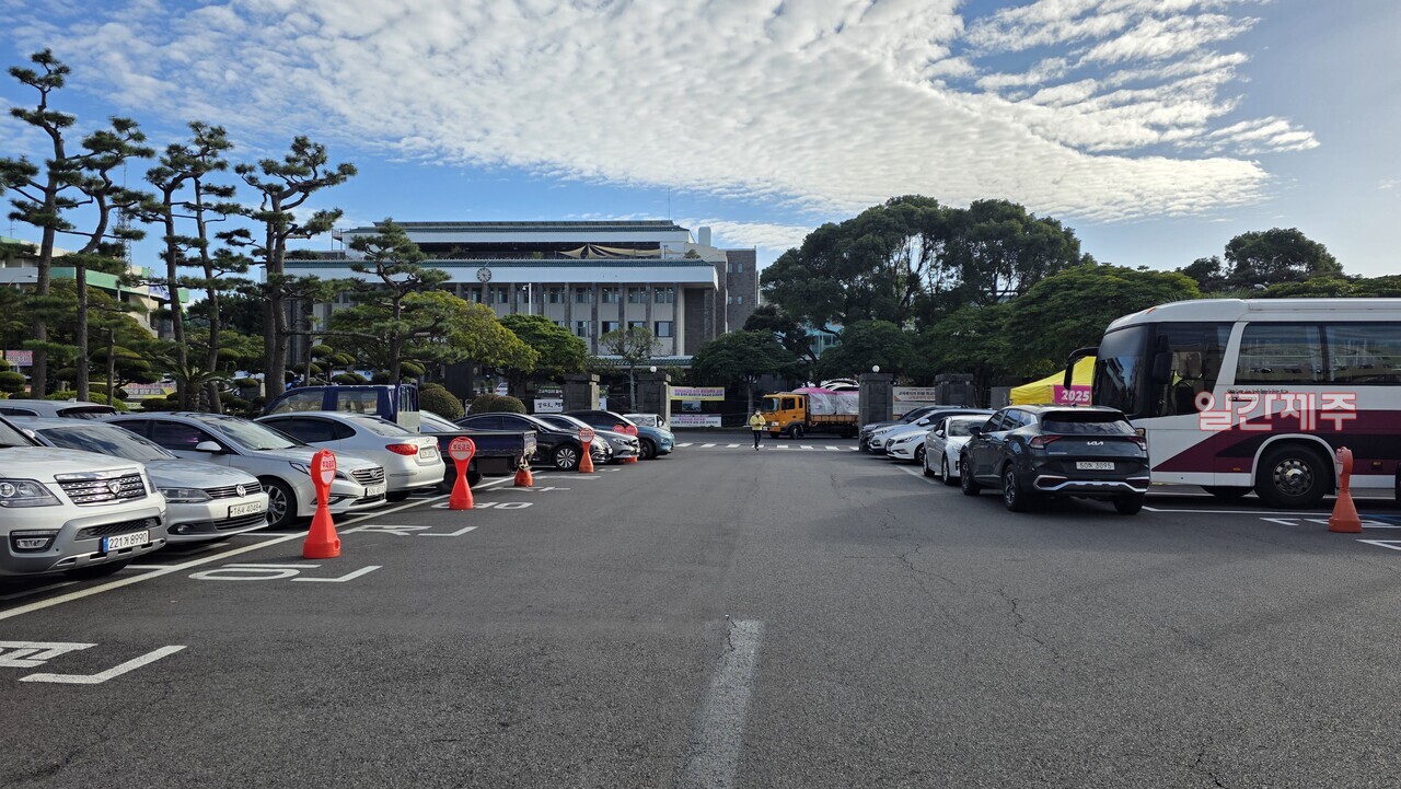 ▲ 2026년 수능시험제 제주교육청에 도착해서 보관함으로 옮기는 현장(영상 : 제주교육청, 사진 -채널제주)ⓒ일간제주