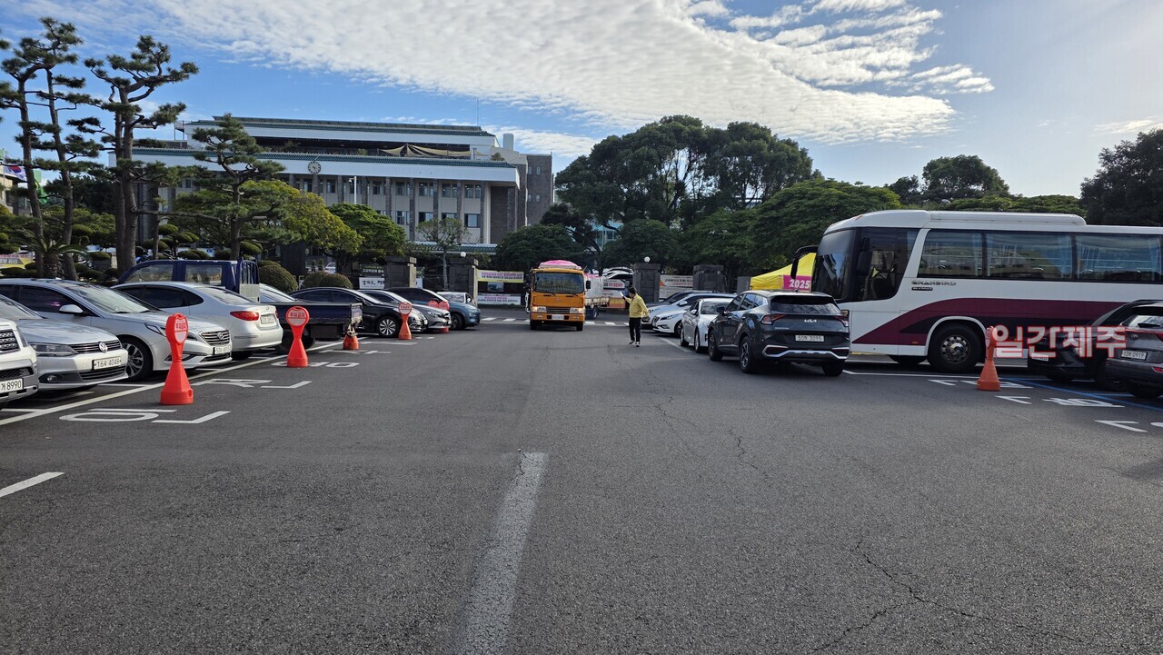 ▲ 2026년 수능시험제 제주교육청에 도착해서 보관함으로 옮기는 현장(영상 : 제주교육청, 사진 -채널제주)ⓒ일간제주