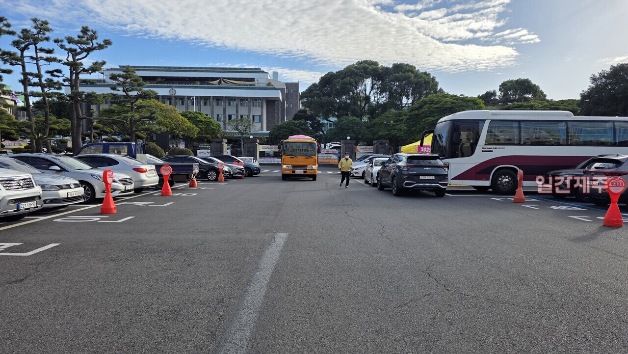 ▲ 2026년 수능시험제 제주교육청에 도착해서 보관함으로 옮기는 현장(영상 : 제주교육청, 사진 -채널제주)ⓒ일간제주