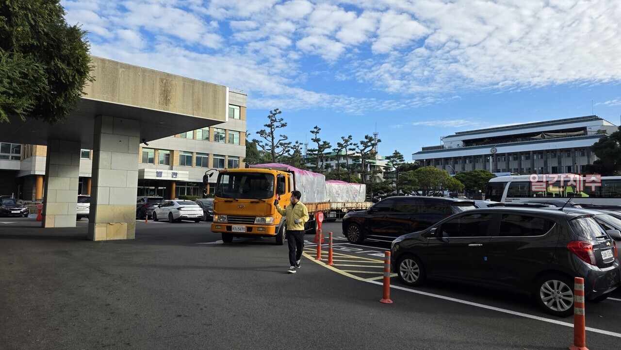 ▲ 2026년 수능시험제 제주교육청에 도착해서 보관함으로 옮기는 현장(영상 : 제주교육청, 사진 -채널제주)ⓒ일간제주