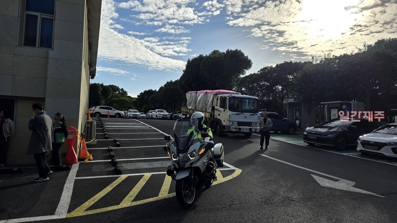 ▲ 2026년 수능시험제 제주교육청에 도착해서 보관함으로 옮기는 현장(영상 : 제주교육청, 사진 -채널제주)ⓒ일간제주