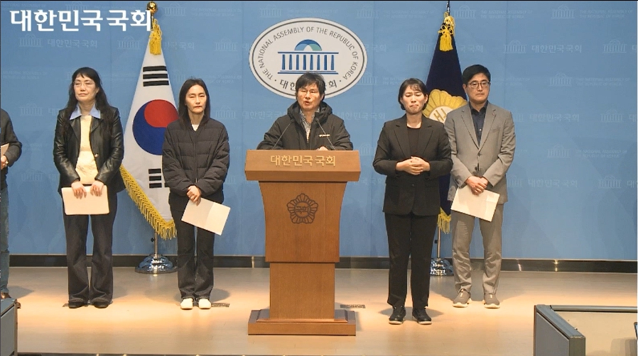 ▲ 신동훈 세월호 제주기억관 운영위원장이 12일 국회에서 진행된 기자회견에서 오영훈 제주도지사를 강도 높게 비판했다.(사진 및 영상 - 국회 방송 갈무리)ⓒ일간제주