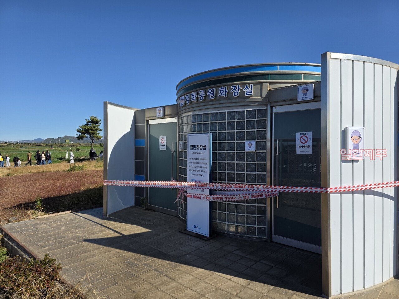 ▲ 제주 대정읍에 위치한 평화대공원에는 매일 많은 방문객들이 찾고 있지만, 정작 기본적인 화장실조차 제대로 갖춰져 있지 않아 불편이 계속되고 있다. 장기간 방치된 화장실과 부족한 편의 인프라에도 제주도와 대정읍은 사실상 아무런 조치를 취하지 않으며 무관심으로 일관하고 있다는 비판이 커지고 있다.ⓒ일간제주