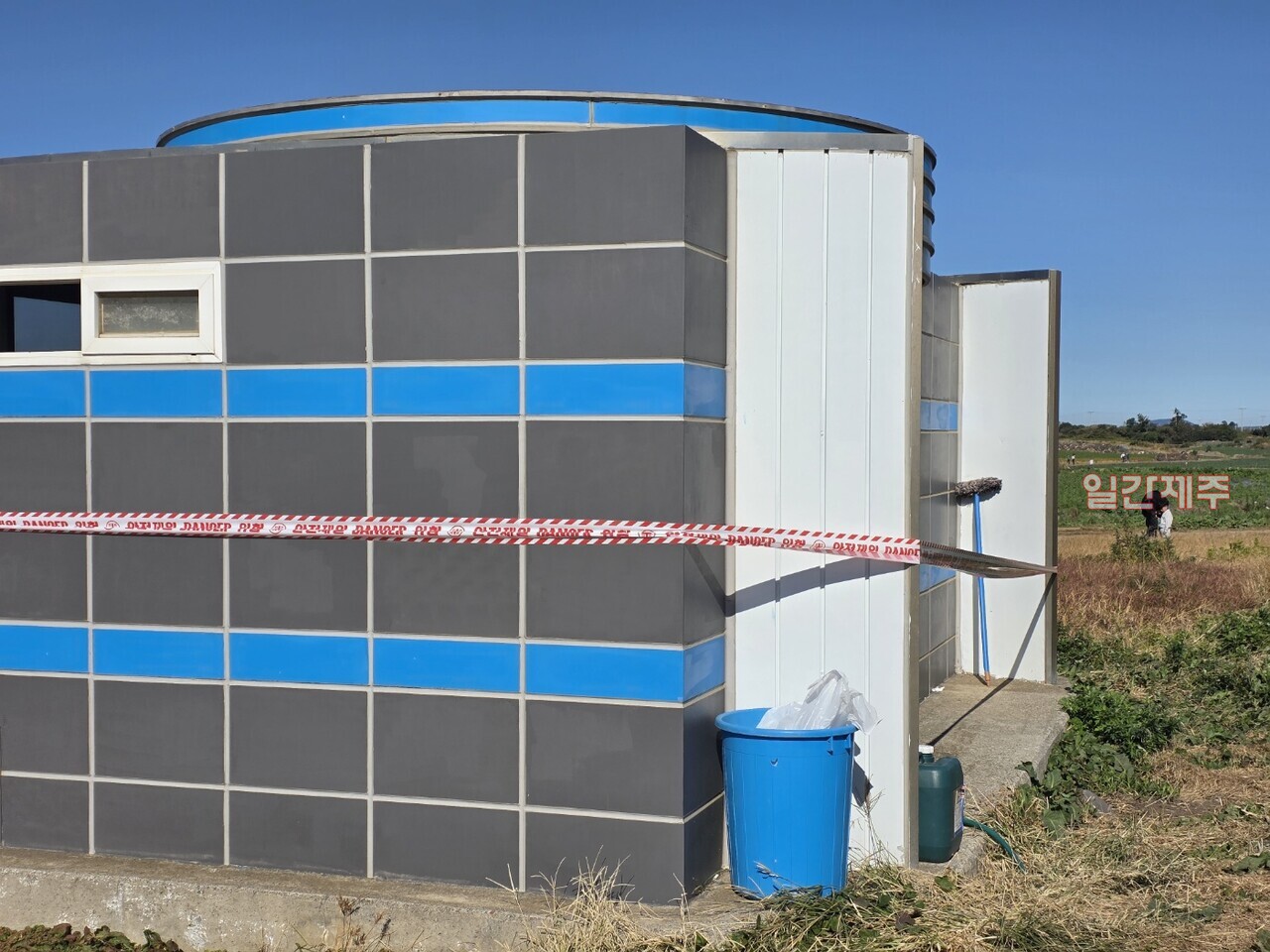 ▲ 제주 대정읍에 위치한 평화대공원에는 매일 많은 방문객들이 찾고 있지만, 정작 기본적인 화장실조차 제대로 갖춰져 있지 않아 불편이 계속되고 있다. 장기간 방치된 화장실과 부족한 편의 인프라에도 제주도와 대정읍은 사실상 아무런 조치를 취하지 않으며 무관심으로 일관하고 있다는 비판이 커지고 있다.ⓒ일간제주