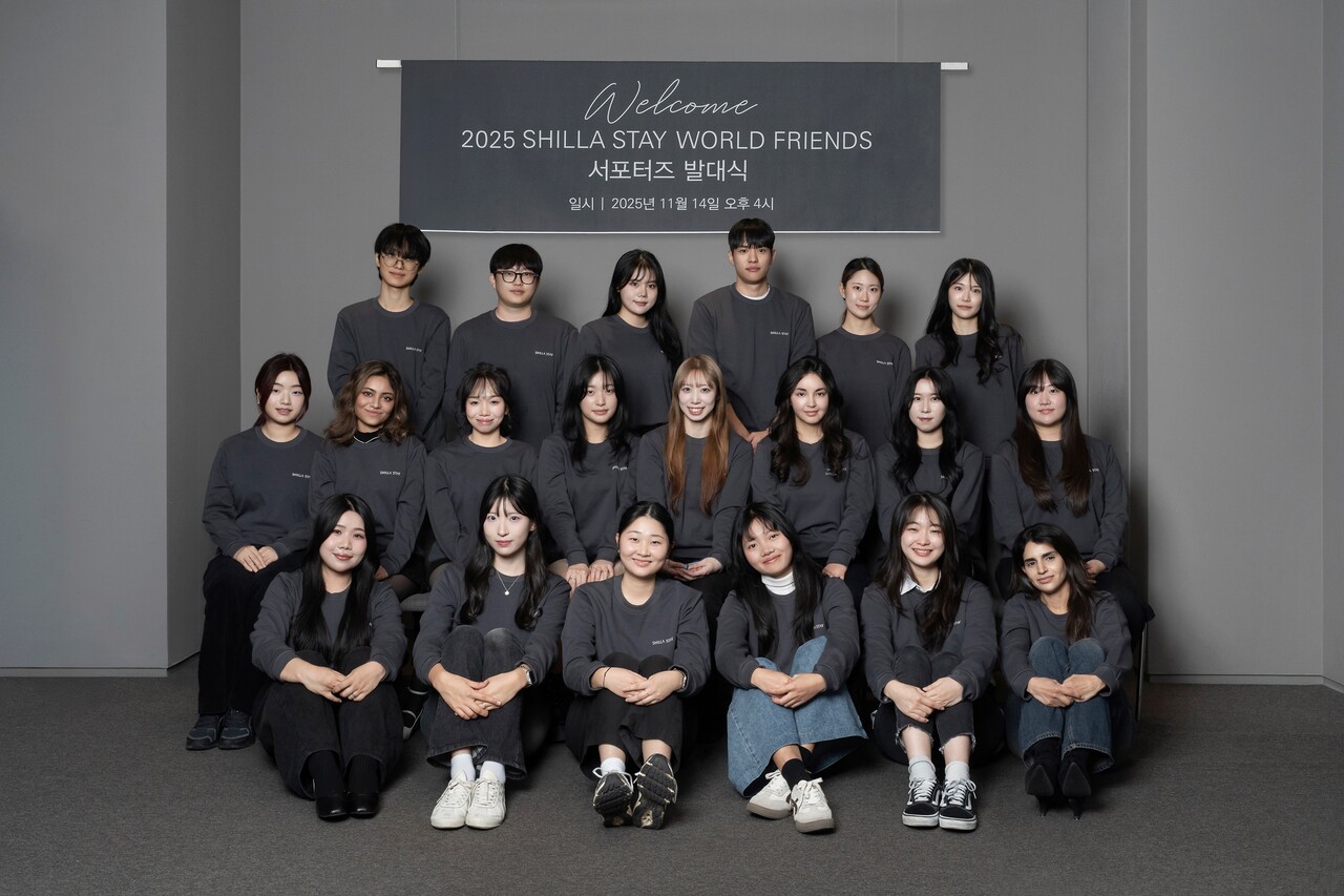 ▲ 지난 14일 서울시 종로구 소재 신라스테이 광화문에서 열린 ‘신라스테이 월드 프렌즈’ 발대식에서 대학생 서포터즈가 기념 사진을 찍고 있다.ⓒ일간제주