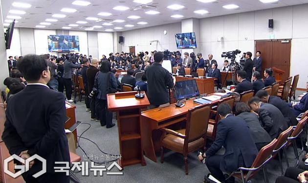 ▲6일 오전 국회 운영위원회 대통령비서실 등 국정감사에서 여야가 고성을 주고 받고 있는 가운데 기관증인으로 출석한 대통령실 비서관들이 고개를 숙이고 대화를 나누고 있다./사진=이용우 기자 