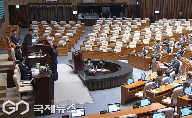 ▲우원식 국회의장과 김병기 더불어민주당 원내대표는 13일 오후 국회 본회의에서 국토부장관 본회의 불참에 대한 국민의힘 항의와 본회의장 퇴장 문제를 논의하고 있다./사진=고정화 기자 