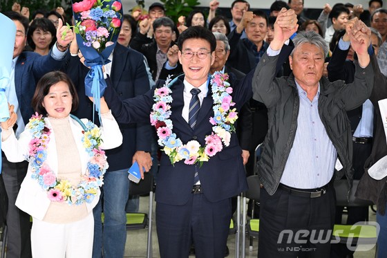 22대 국회의원 선거 제주시갑 선거구에서 당선이 확실시되는 더불어민주당 문대림 후보가 10일 오후 제주시 선거사무소에서 가족들과 기념촬영을 하고 있다. (제주도사진기자회)
