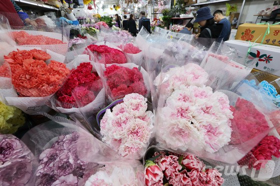 스승의 날을 하루 앞둔 14일 서울 중구 남대문시장 꽃상가에 형형색색 카네이션이 진열돼 있다.