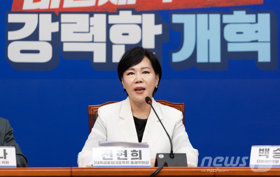 전현희 더불어민주당 3대특검종합대응특위 총괄위원장이 31일 서울 여의도 국회에서 '특검수사 2단계, 완전한 내란종식을 위한 민주당 대응 방향' 관련 기자회견을 하고 있다.