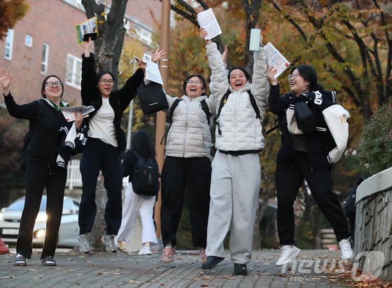2026학년도 대학수학능력시험이 치러진 13일 오후 대구 수성구 정화여고에 마련된 대구시교육청 24지구 제17시험장에서 수능을 마친 수험생들이 온몸으로 기쁨을 표현하고 있다.