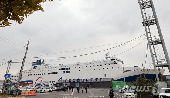 전남 신안 해상에서 좌초된 여객선 퀸제누비아2호가 20일 전남 목포시 산정동 삼학부두에 정박해 있다.